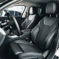 Защо коженият салон на автомобила трябва да се подхранва с препарати всяка пролет и есен